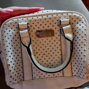 A cute little handbag for your daughter to enjoy!